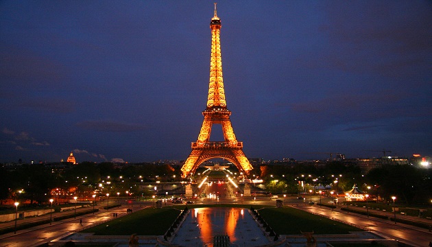 巴黎恐攻後 鐵塔再亮燈喚醒人民意識 | 文章內置圖片