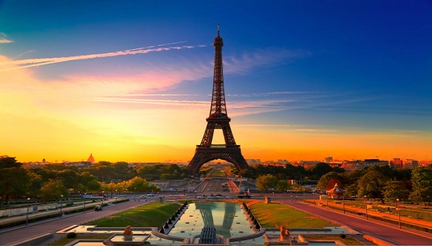 巴黎恐攻後 鐵塔再亮燈喚醒人民意識