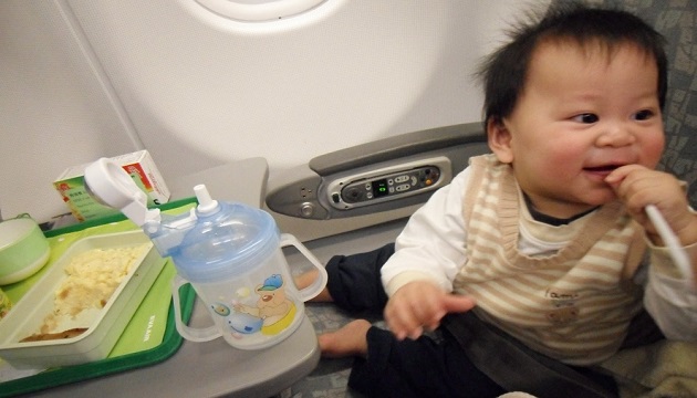 小寶貝搭飛機 貼心媽媽引人感動 | 文章內置圖片