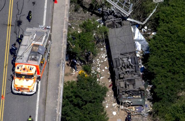 阿根廷巴士墜橋 造成40多名警察死亡