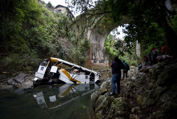墨西哥重大車禍疑超速 墜落大橋20人罹難 | 文章內置圖片