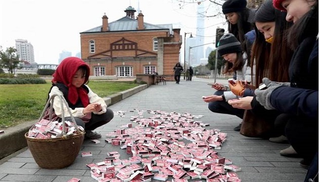 上海現代版賣火柴小女孩 籲募捐為孩童送暖 | 文章內置圖片