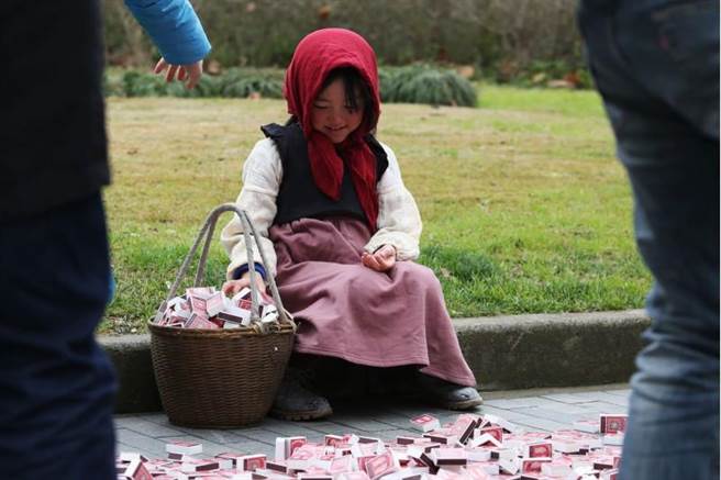 上海現代版賣火柴小女孩 籲募捐為孩童送暖 | 文章內置圖片