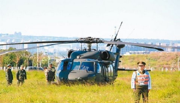 陸軍黑鷹直升機迫降台中5人平安 引民眾圍觀