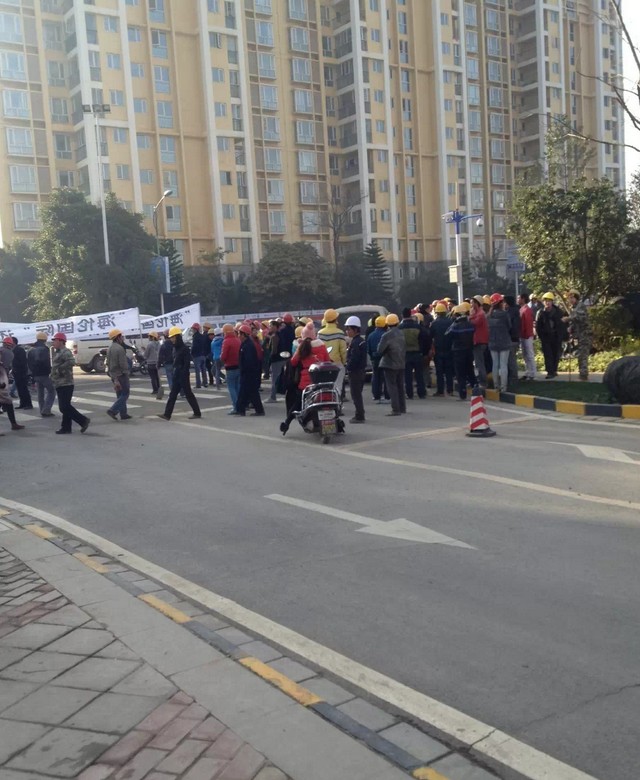 雲南數百建築工人遊行示威 追討被海倫國際拖欠工資 | 文章內置圖片