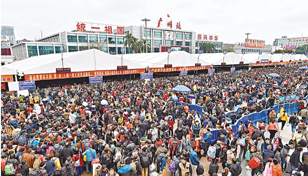 廣州火車站旅客滯留超過5萬人 當局加開列車轉運