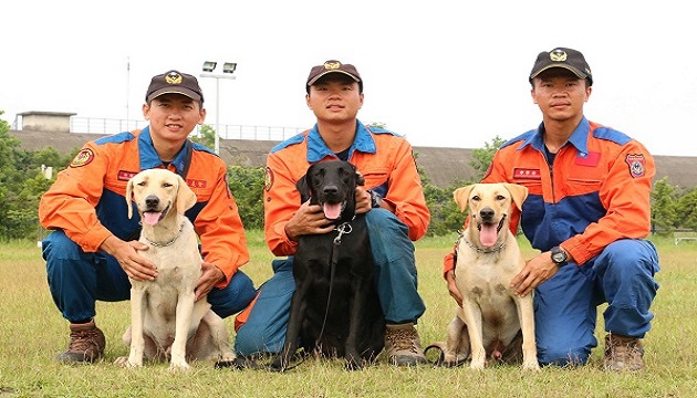 東台灣首支搜救犬隊伍 授名牌正式成軍 | 文章內置圖片