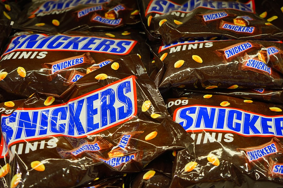 Snickers巧克力出产时含塑胶片！全球大规模下架 | 文章内置图片