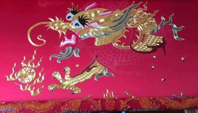 浙江婦學藝自成 編織出價值200萬的黃金絲龍袍 | 文章內置圖片