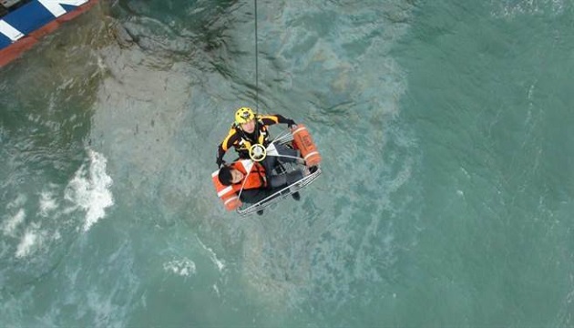 德翔台北怒海重生21人全脱险 直昇机吊挂时竟意外坠海 (最新)  | 文章内置图片