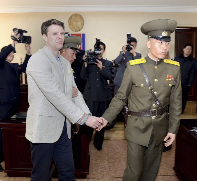 美國男大生赴北韓竊取政治標語 遭判15年勞改當場痛哭 | 文章內置圖片