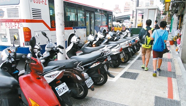 台北市再祭停車新管制 人行道、騎樓不得再停機車