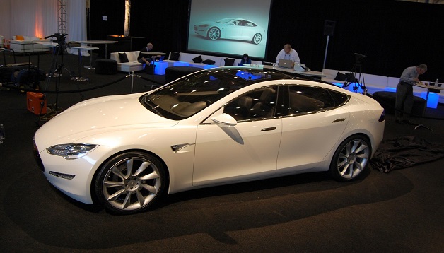 美国电动车品牌特斯拉推新款「Model 3」，订单超过27万张 | 文章内置图片