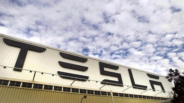 美国电动车品牌特斯拉推新款「Model 3」，订单超过27万张