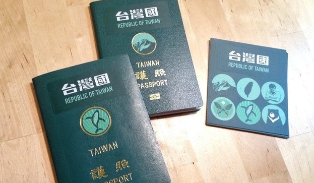 「台灣國」護照貼紙不違法，外交部：會善意規勸