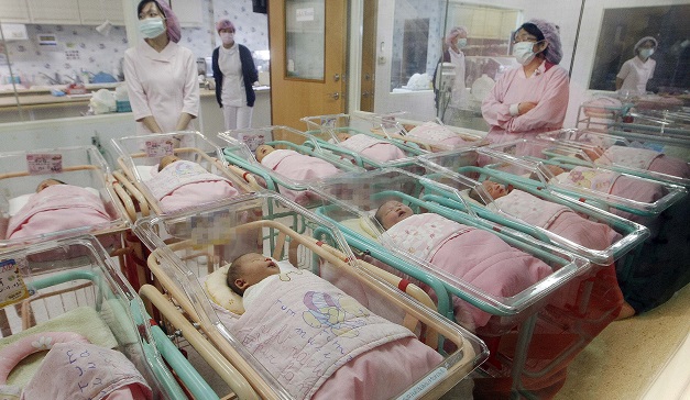 中國首批試管嬰兒當爸爸，妻子自然懷孕，孩子身體健康