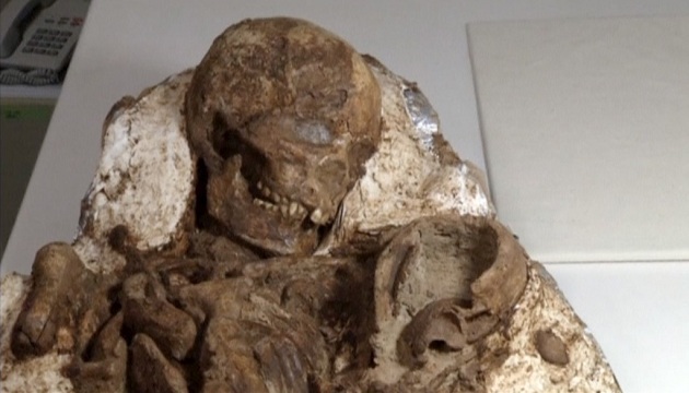 台灣考古新發現4800年前年輕母緊抱嬰兒化石