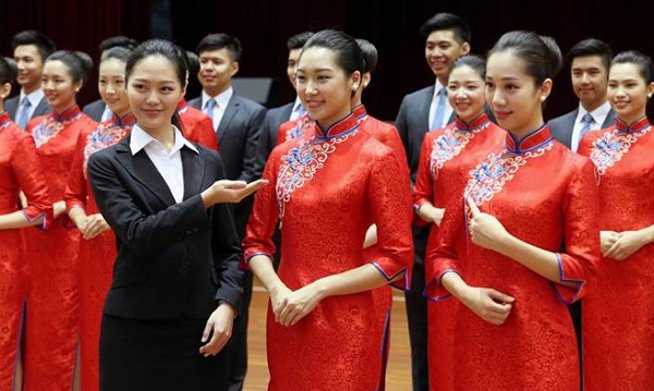 520大典禮賓員穿本土設計 褪下旗袍網友稱「去中國化！」
