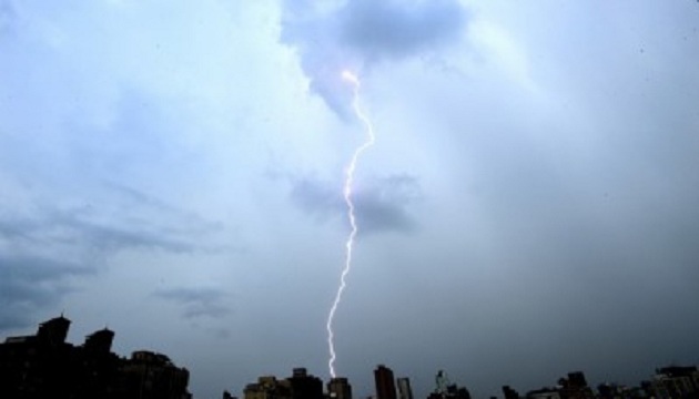 昨天宜蘭閃電不停卻沒有聽見雷聲？鄭明典解釋....