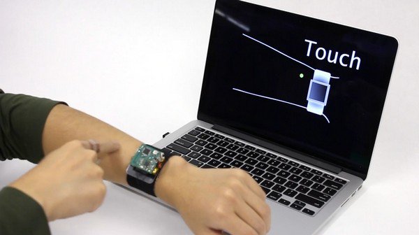 嫌螢幕永遠不夠大嗎？把手臂變身觸控板！智慧手錶突破性技術問世！