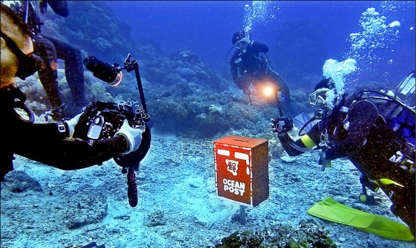 綠島海底郵筒收信還可收垃圾 深海底12米望破金氏紀錄