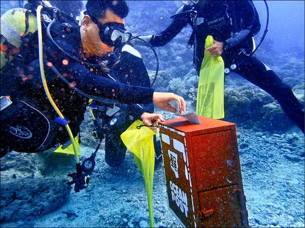 綠島海底郵筒收信還可收垃圾 深海底12米望破金氏紀錄 | 文章內置圖片