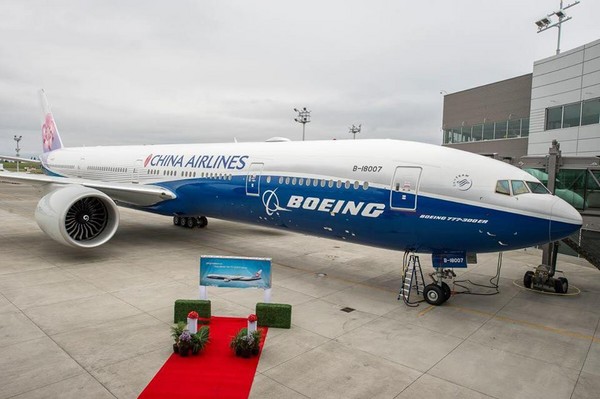 蓝白机身超美！全球唯一　华航、波音联名777彩绘机抵台