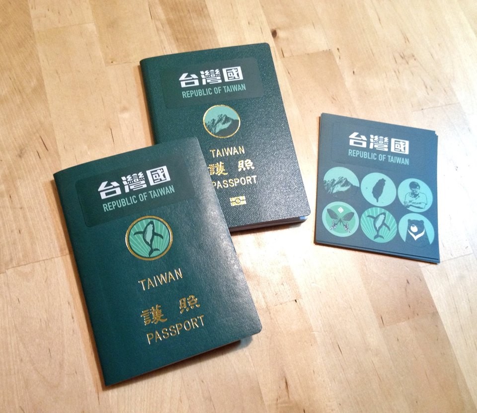 林昶佐秀護照！現在護照到底能貼「台灣國」貼紙嗎？ | 文章內置圖片