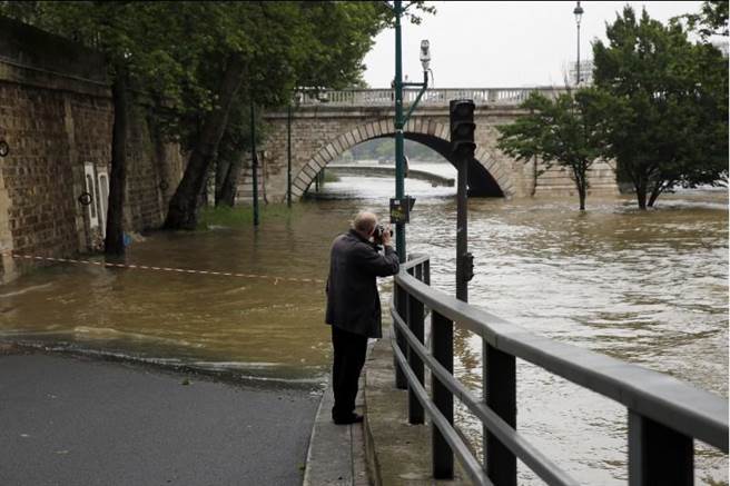 豪雨來襲！塞納河暴漲淹街百年首見 巴黎人超傻眼 | 文章內置圖片