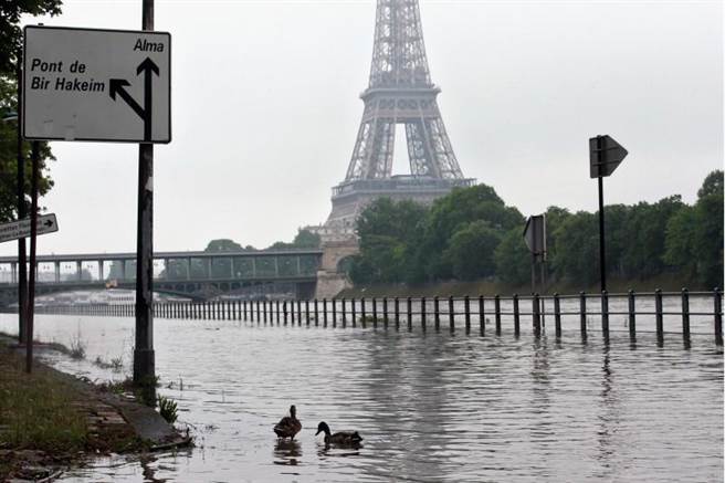 豪雨來襲！塞納河暴漲淹街百年首見 巴黎人超傻眼