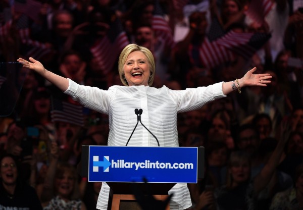 美首位民主黨女性總統候選人誕生！希拉蕊自行宣布獲提名