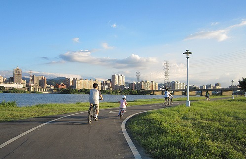 甩掉粽子热量！台北市河滨自行车道一起运动去