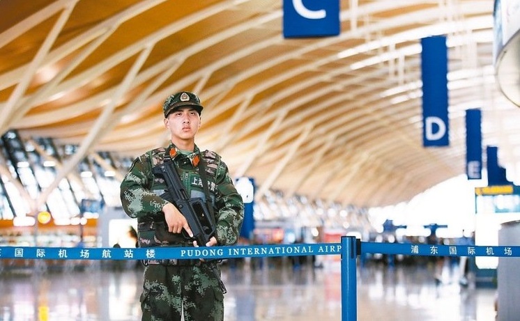 炸彈攻擊上海機場！兇手割頸自刎造成5人受傷
