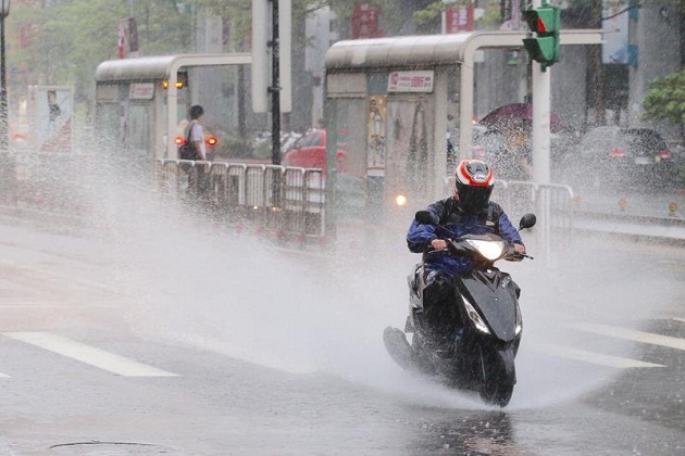 雨大到快翻過去！北台灣下午豪大雨多處淹水發布二級警戒 | 文章內置圖片