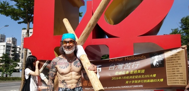 扛起40公斤十字架 日本牧師宣導反毒 | 文章內置圖片