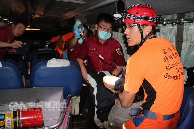 中山高國光號追撞拖板車　駕駛當場死亡　6乘客輕重傷 | 文章內置圖片