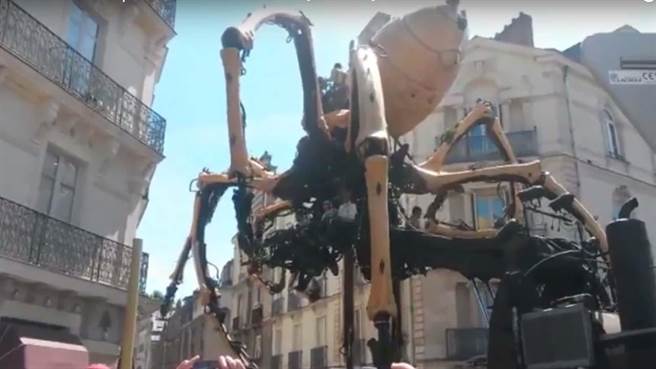 38噸鋼鐵蜘蛛遊走法國 民眾驚呼彷彿現身好萊塢