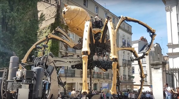 38噸鋼鐵蜘蛛遊走法國 民眾驚呼彷彿現身好萊塢 | 文章內置圖片
