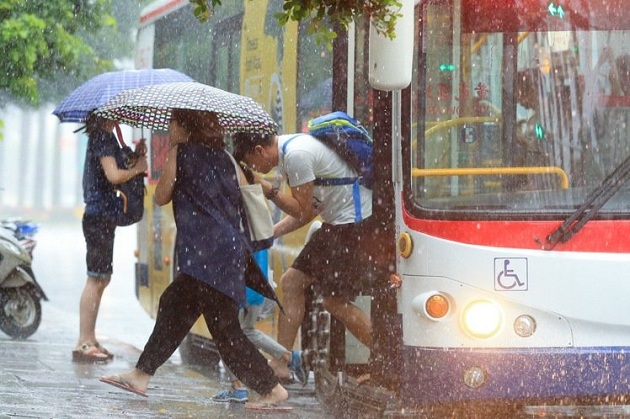 大雨中美麗風景　公車司機開進巷弄下車護送阿婆回家