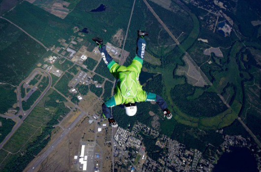 傳奇飛人Luke Aikins 不帶降落傘 高空落地成功!