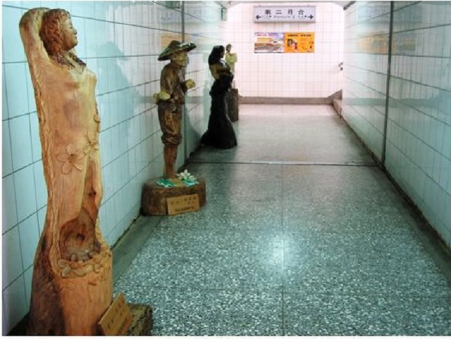 三義車站木雕裝飾嚇死人！ 進入地下道前須壯膽？ | 文章內置圖片