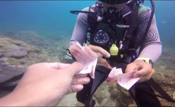 世界最棒工作台灣女孩　海底淨海竟撿到900元 ！ | 文章內置圖片