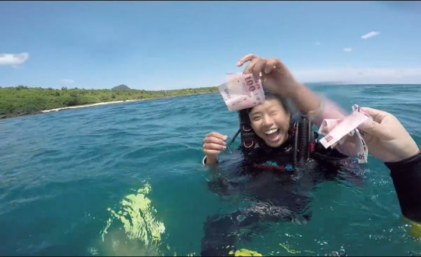 世界最棒工作台灣女孩　海底淨海竟撿到900元 ！