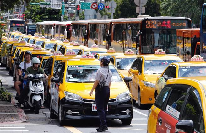 抗議政府漠視Uber議題  小黃再度包圍行政院