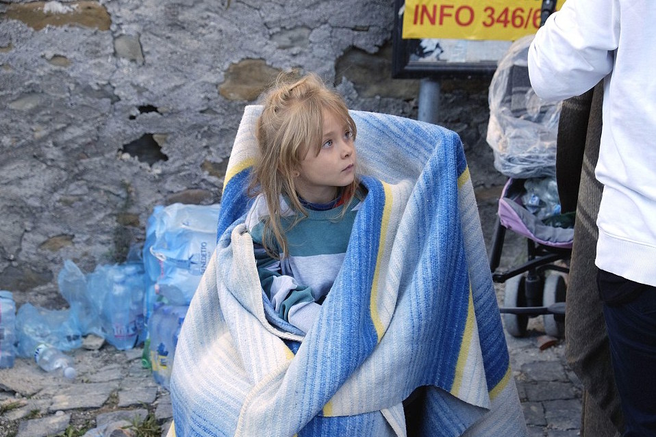 女童遭活埋17小時獲救 義大利消防隊激動落淚 | 文章內置圖片