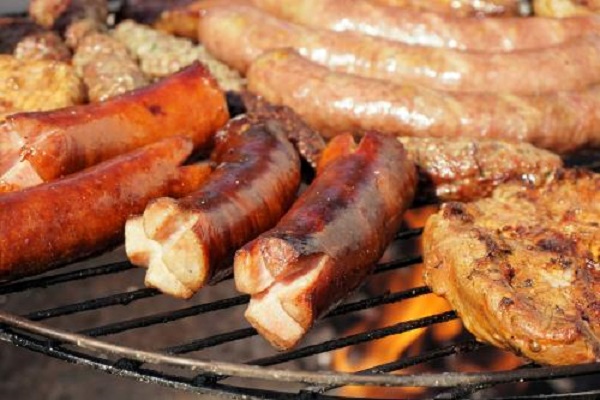 中秋烤肉潛藏毒素  國健署：少吃紅肉 以白肉代替