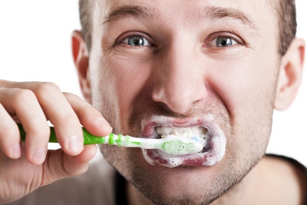 不想要滿嘴「黃」嗎？　讓醫師教你怎麼正確刷牙！ | 文章內置圖片