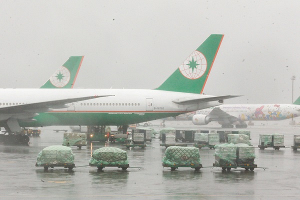 颱風天上演「薩利機長」？　降落三次失敗乘客崩潰寫遺書！