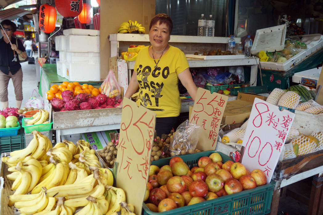 被拍到颱風天吃肉包  原來是賣水果的「景美小甜甜」 | 文章內置圖片