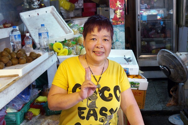 被拍到颱風天吃肉包  原來是賣水果的「景美小甜甜」